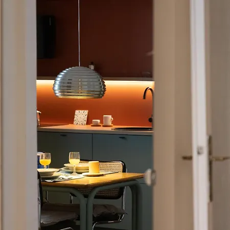 Chic Design 80 Sqm - Sleeps 6 - Metro 2 Min アパート ミラノ